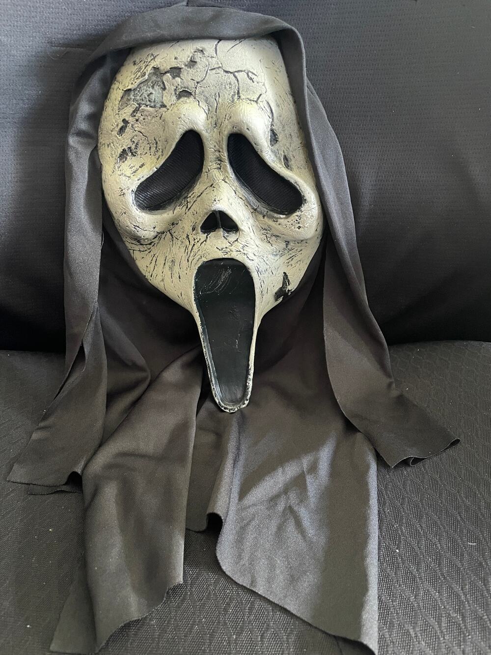 PRE OWNED GHOST FACE DEAD BY DAYLIGHT AGED DELUXE MASK WSHROUD HALLOWEEN COSTUME